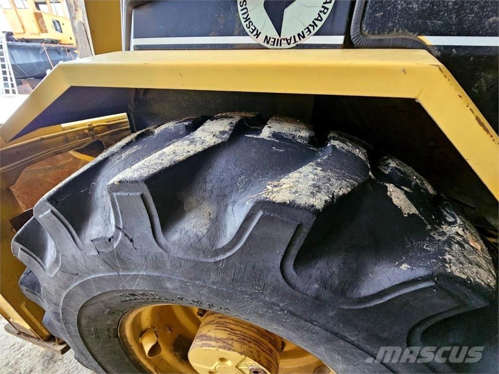 CAT 438B, trukkipiikit, 6 kauhaa Rovokopači