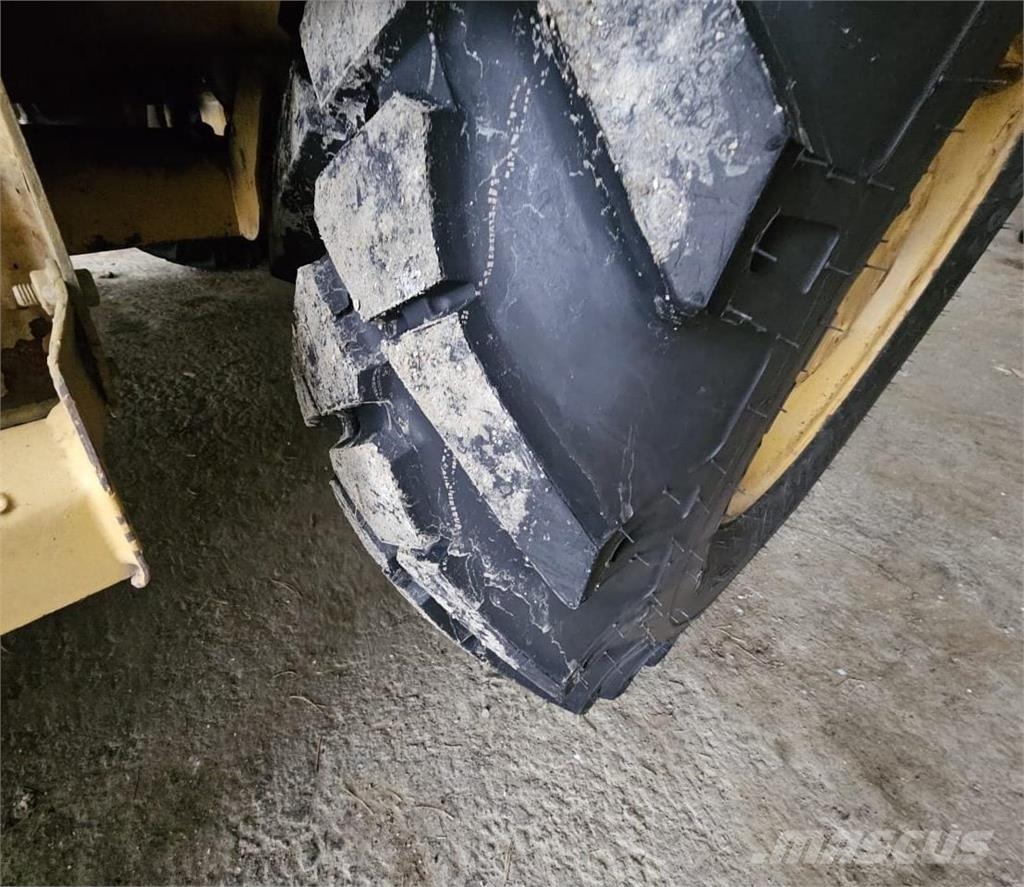 CAT 438B, trukkipiikit, 6 kauhaa Rovokopači