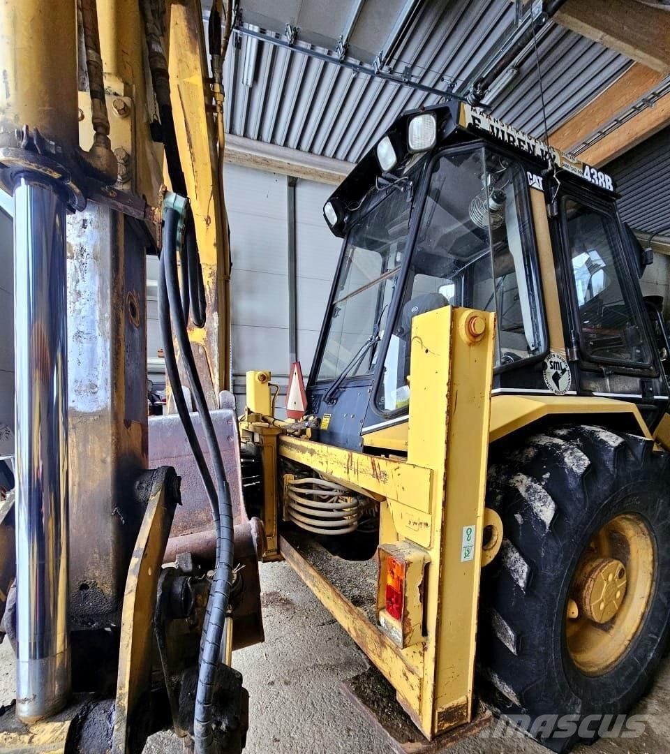 CAT 438B, trukkipiikit, 6 kauhaa Rovokopači
