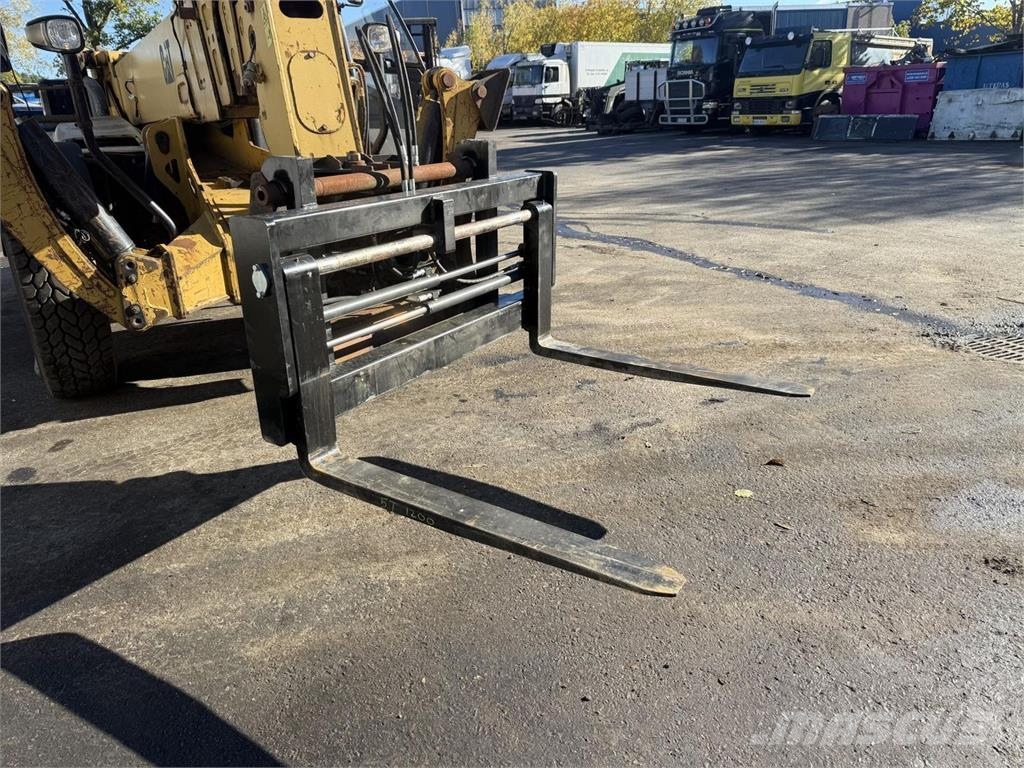 CAT TH580B Teleskopiskie manipulatori