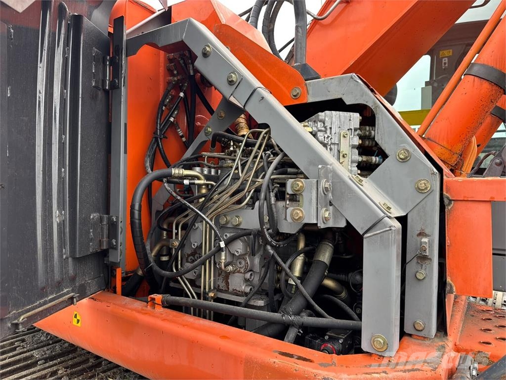 Hitachi ZX 225 US Gravemaskiner på larvebånd