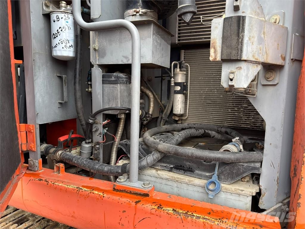 Hitachi ZX 225 US Gravemaskiner på larvebånd