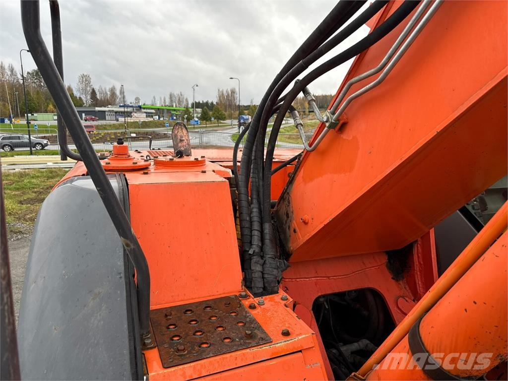 Hitachi ZX 225 US Gravemaskiner på larvebånd