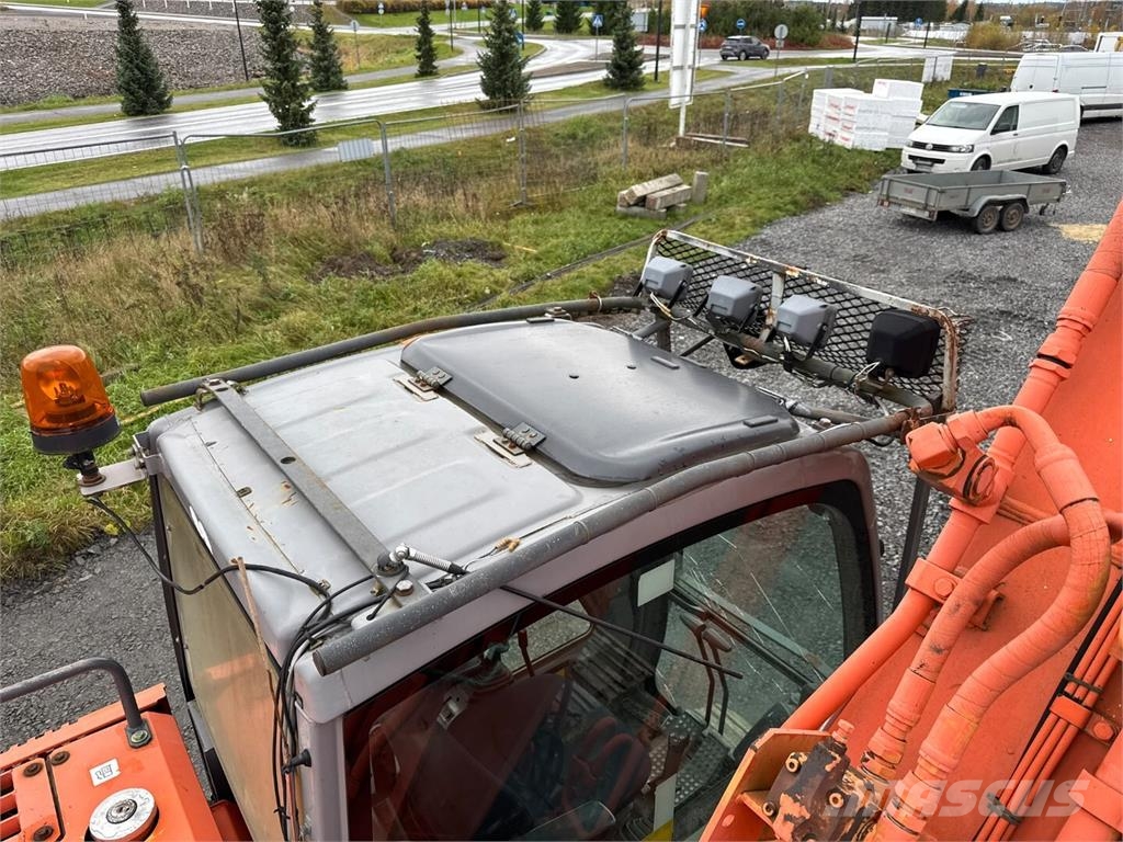 Hitachi ZX 225 US Gravemaskiner på larvebånd