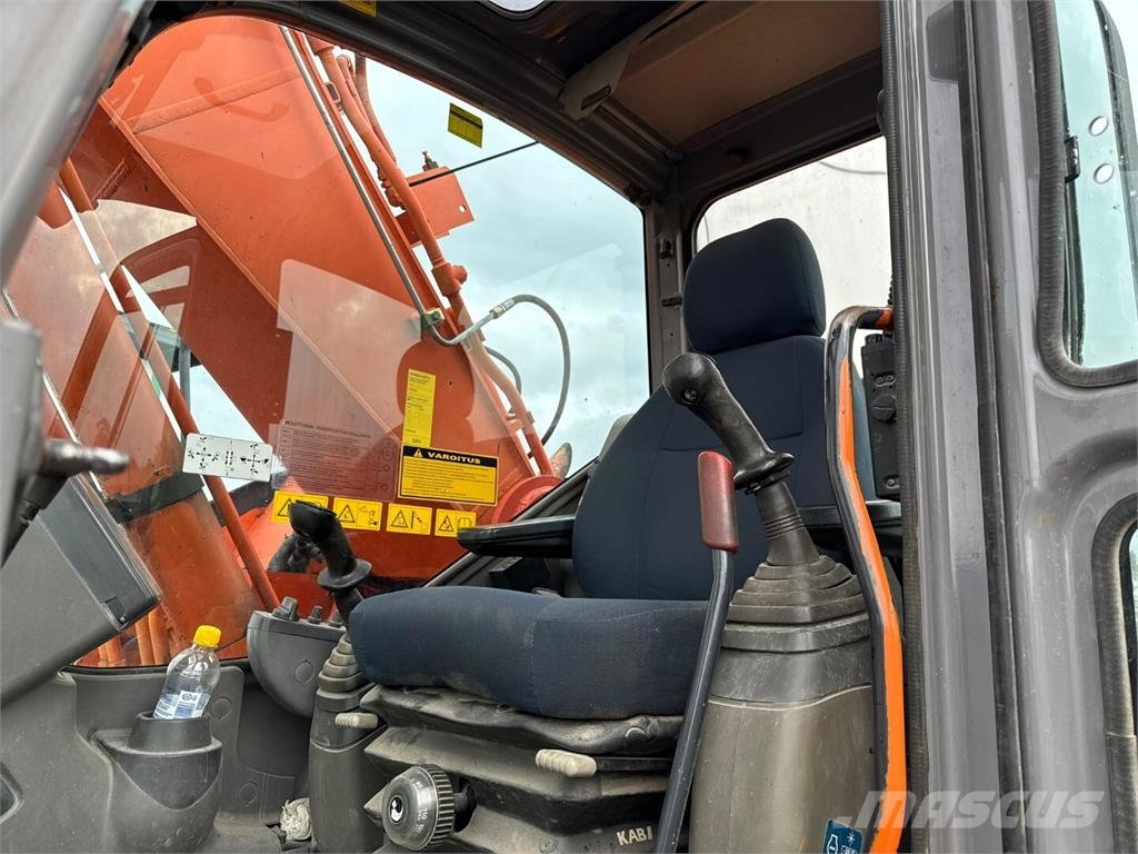 Hitachi ZX 225 US Gravemaskiner på larvebånd