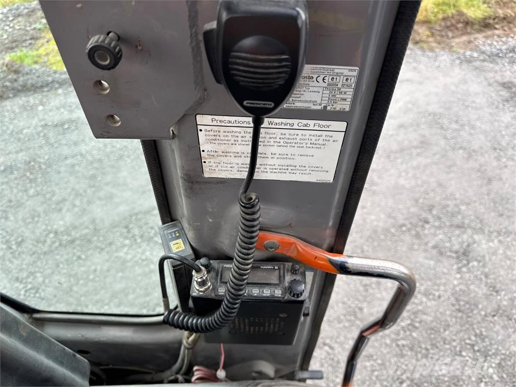 Hitachi ZX 225 US Gravemaskiner på larvebånd