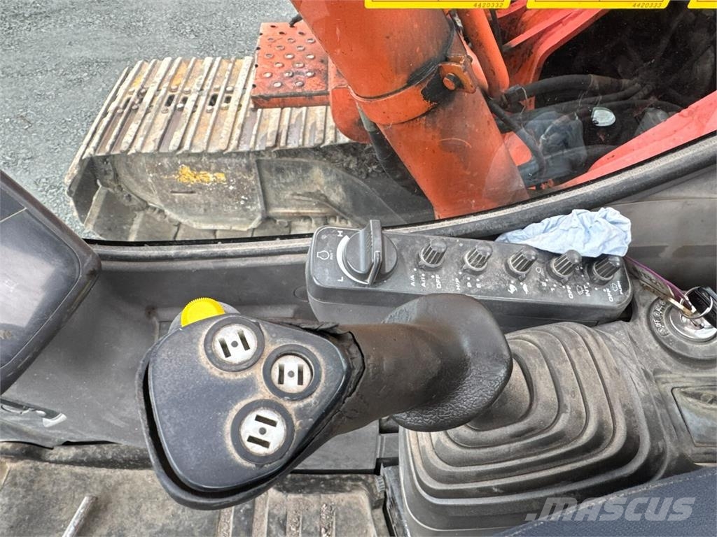 Hitachi ZX 225 US Gravemaskiner på larvebånd