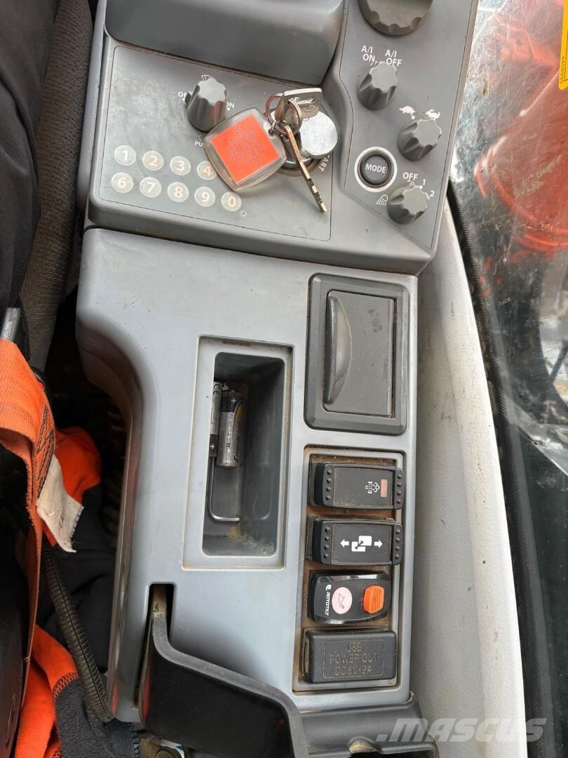 Hitachi ZX 225 USLC-6 Kāpurķēžu ekskavatori