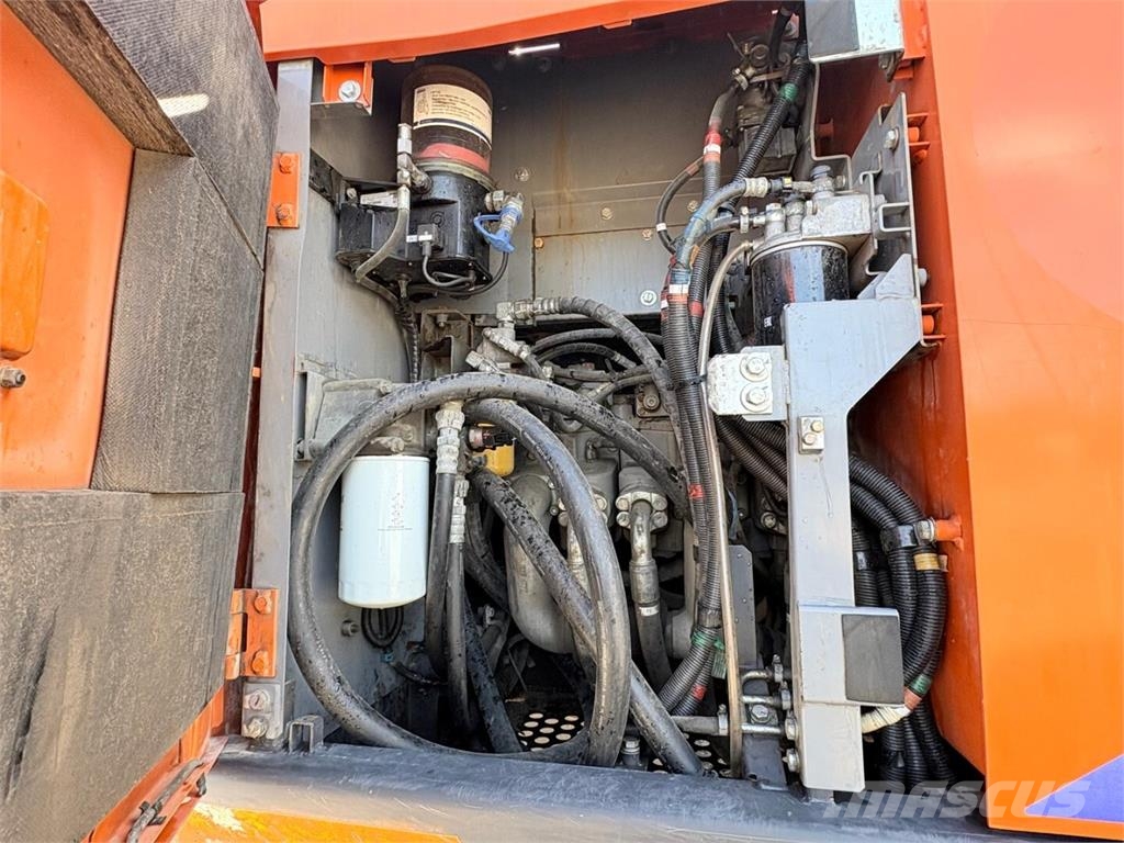 Hitachi ZX 225 USRLC-6 履带挖掘机