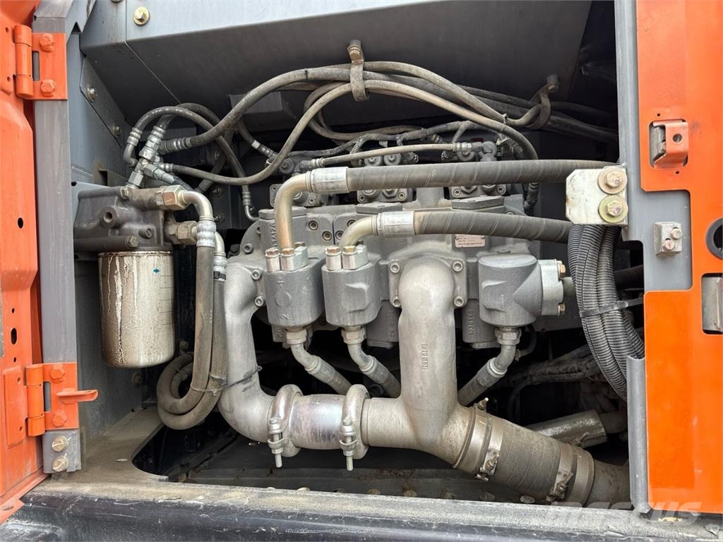 Hitachi ZX 300 LC-6 حفارات زحافة