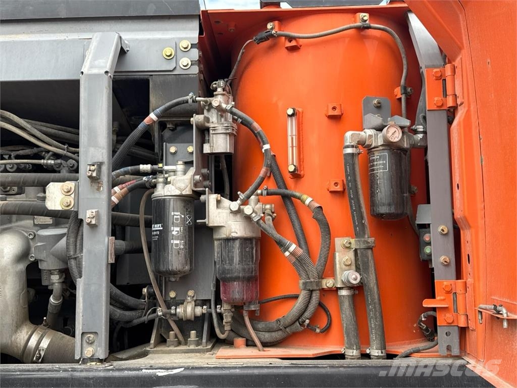 Hitachi ZX 300 LC-6 حفارات زحافة