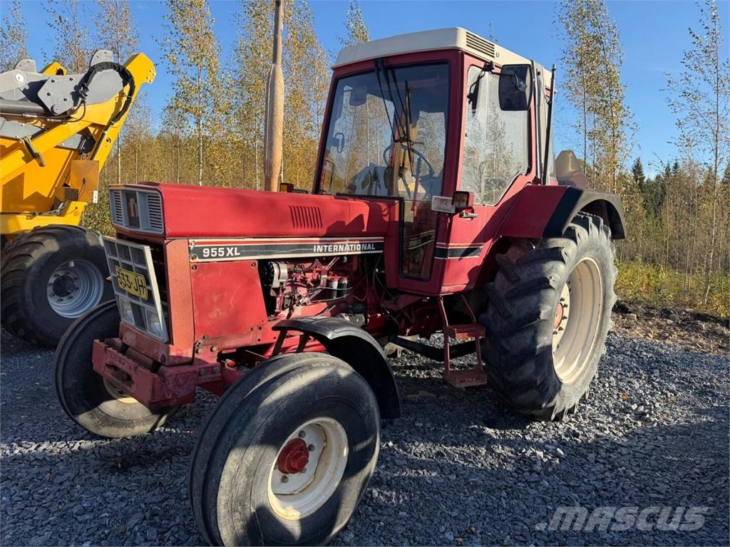 International 955 XL / Takaveto / Traktorer