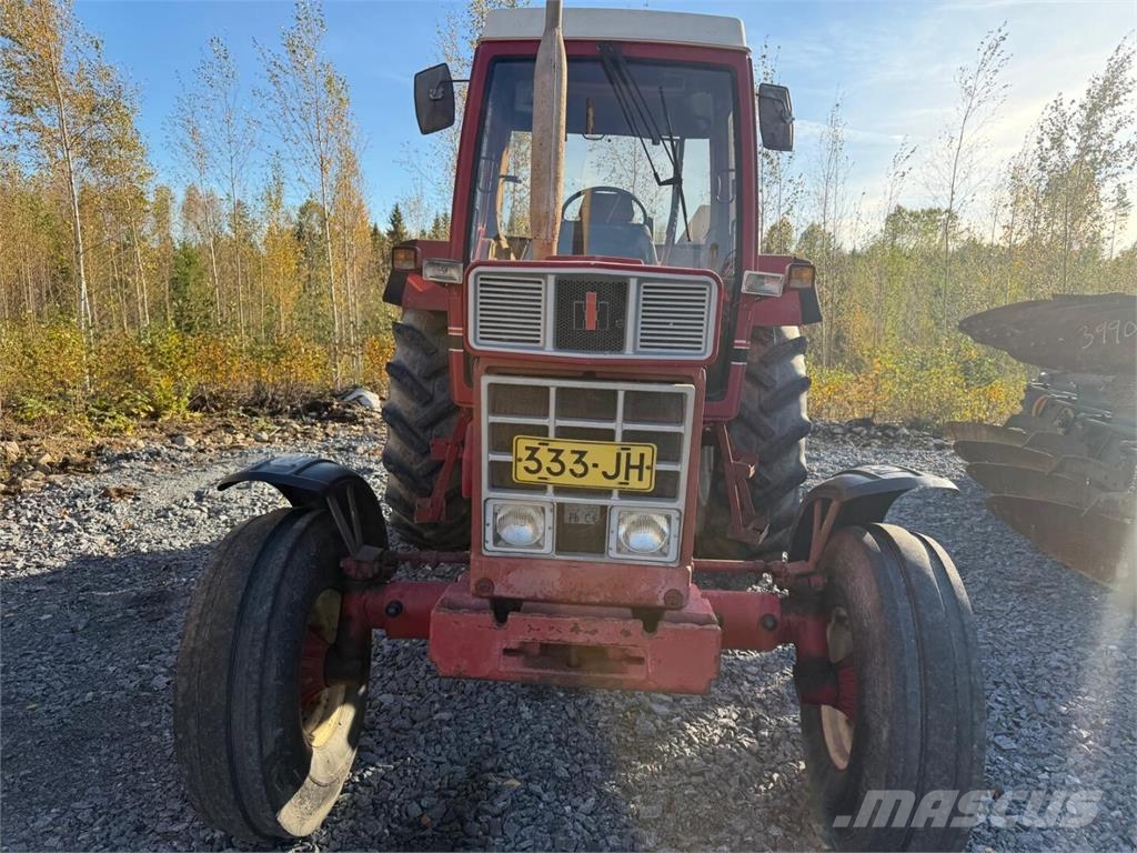 International 955 XL / Takaveto / Traktorer