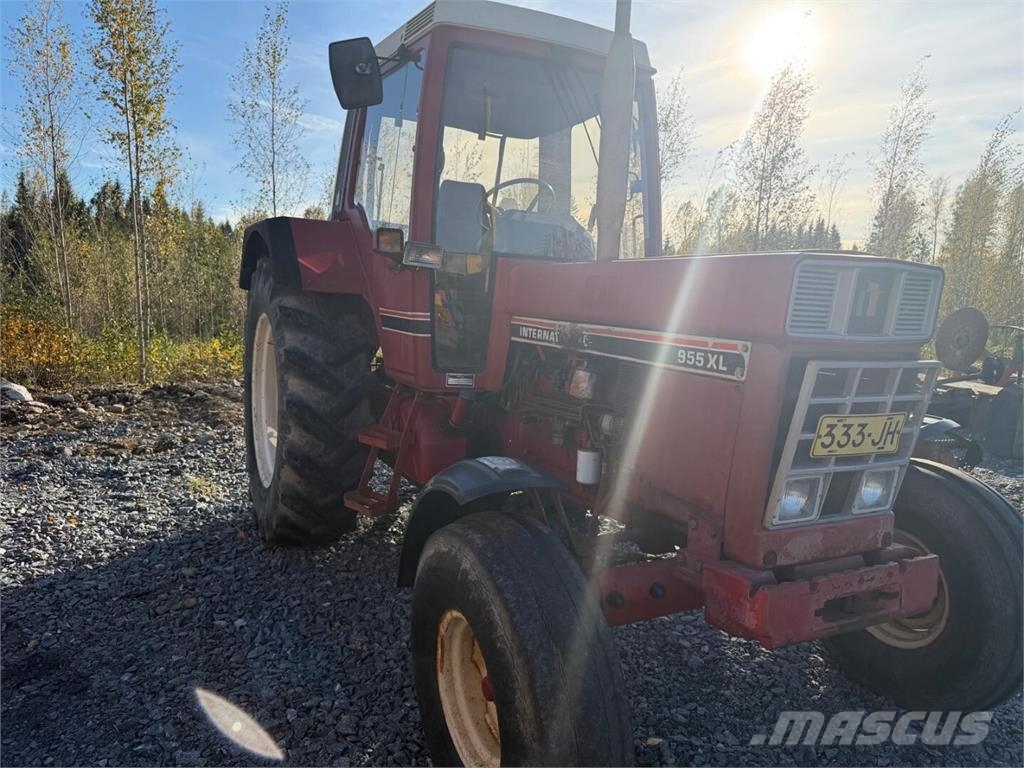 International 955 XL / Takaveto / Traktorer