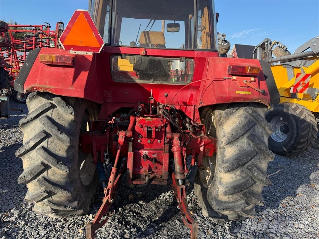 International 955 XL / Takaveto / Traktorer