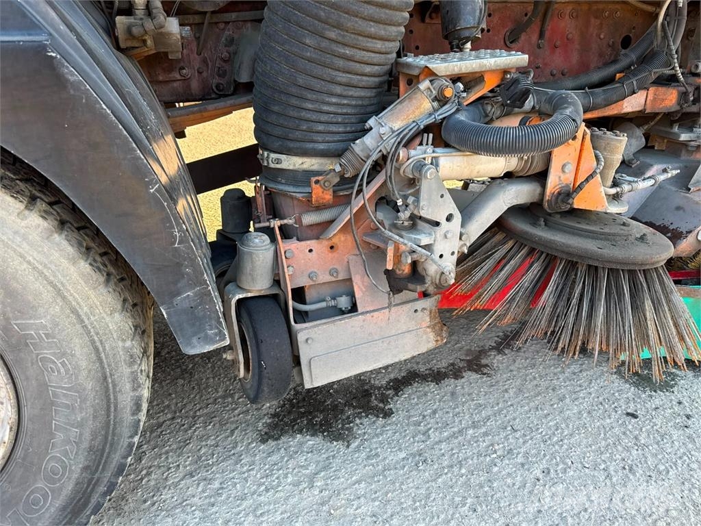 Iveco 150 E18 BUCHER TAZ SILENT Lakaisukoneet