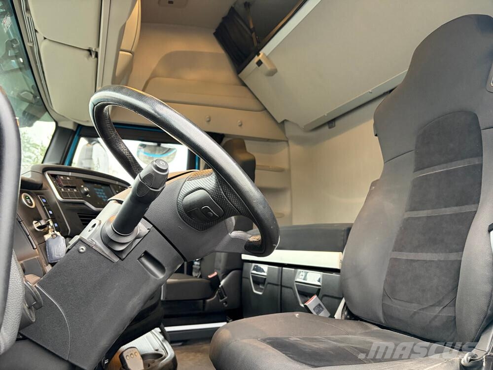 Iveco 460 6x2 -24 Фургони