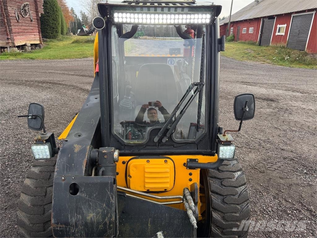 JCB 1110 ROBOT لوادر انزلاقية التوجيه
