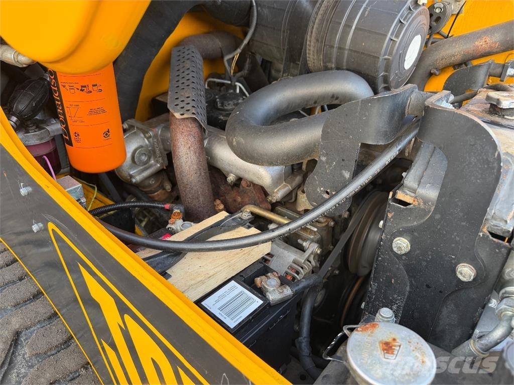 JCB 1110 ROBOT لوادر انزلاقية التوجيه