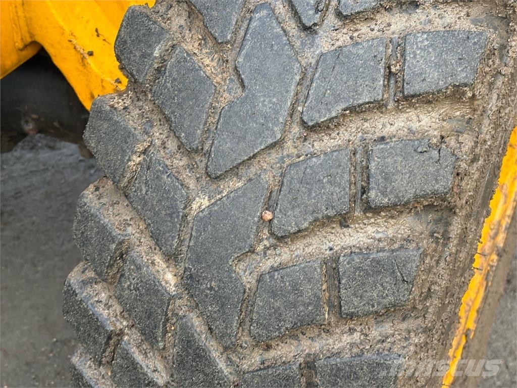 JCB 409 *VAIN 2864h* Nivelaura, kaksi kauhaa saatavill Hjullastare
