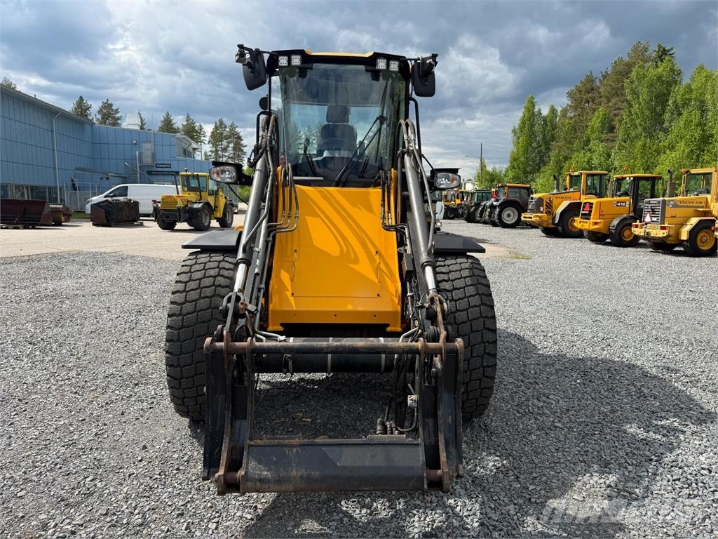 JCB 413K Gumikerekes homlokrakodók