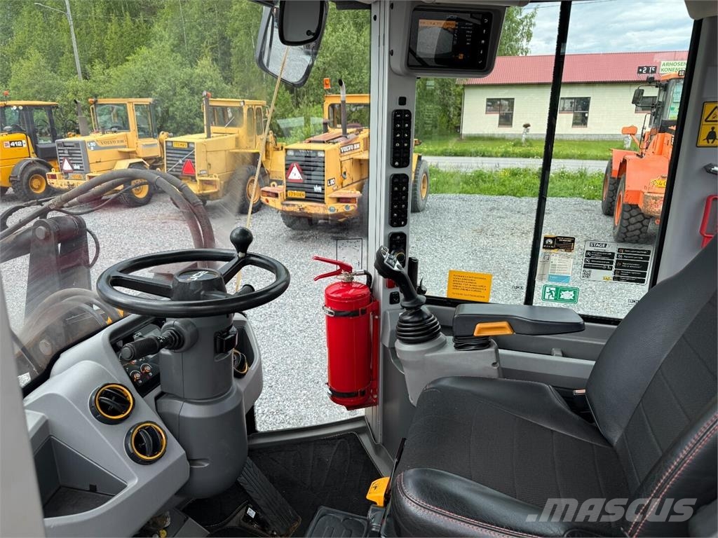 JCB 413K Gumikerekes homlokrakodók