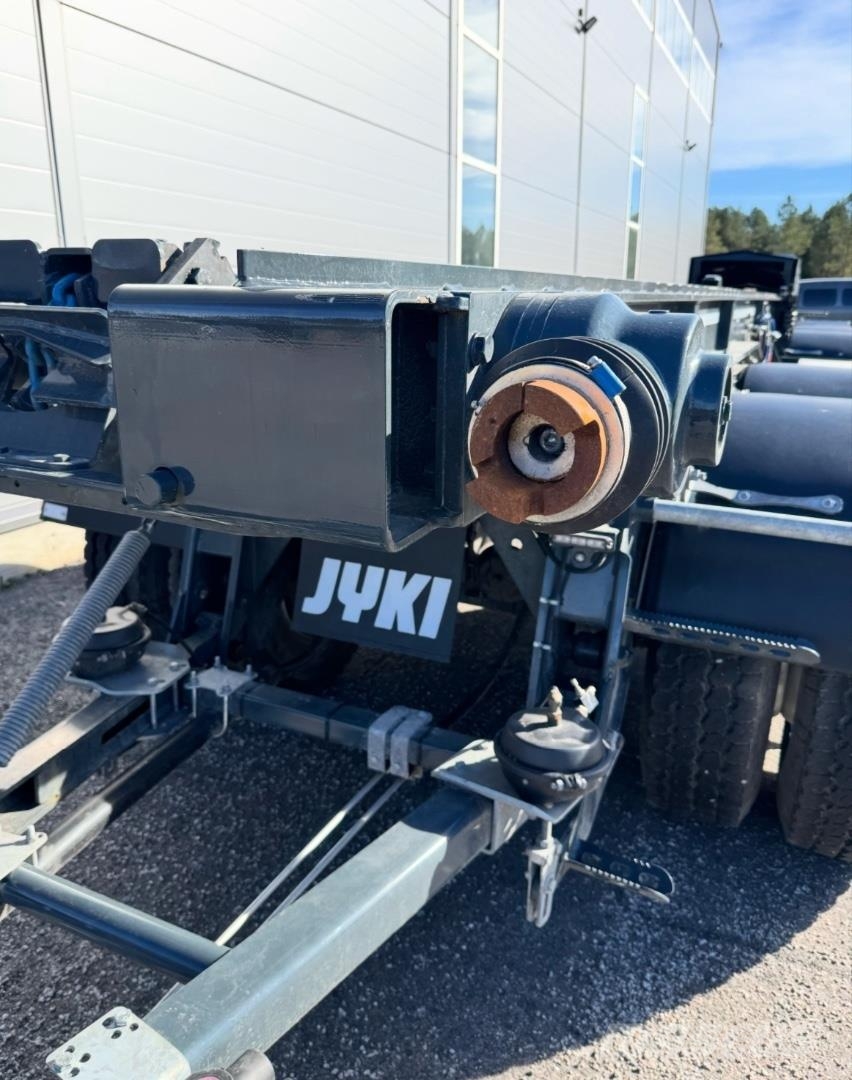 Jyki /Jorpe 5- akselinen perävaunualusta varastossa Otros remolques