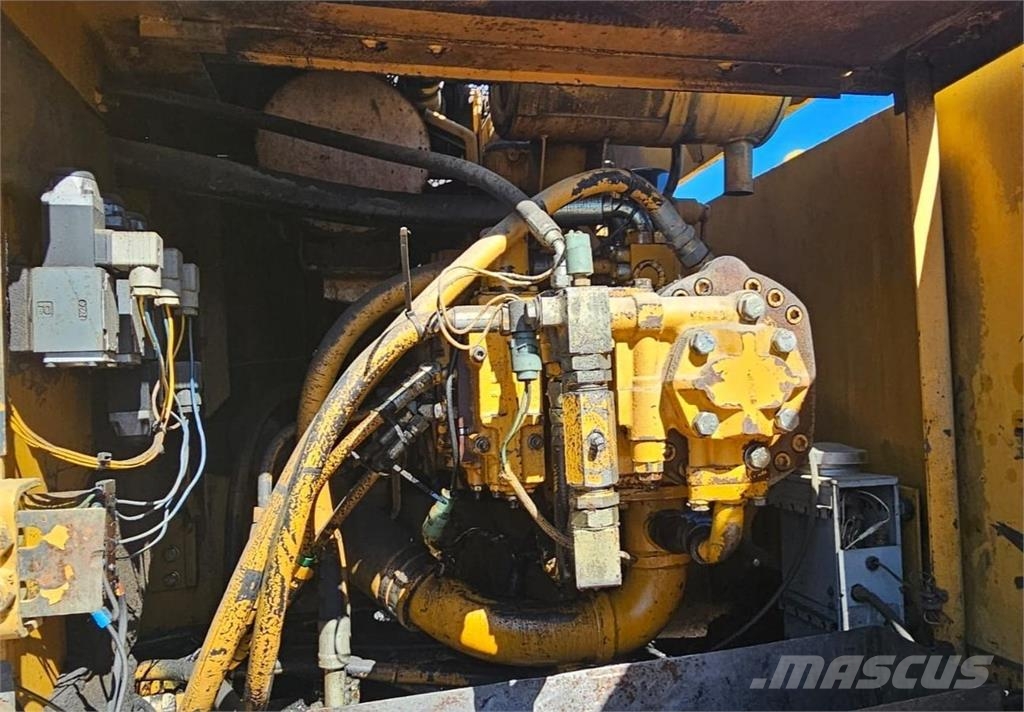 Komatsu PC210LC-3 حفارات زحافة