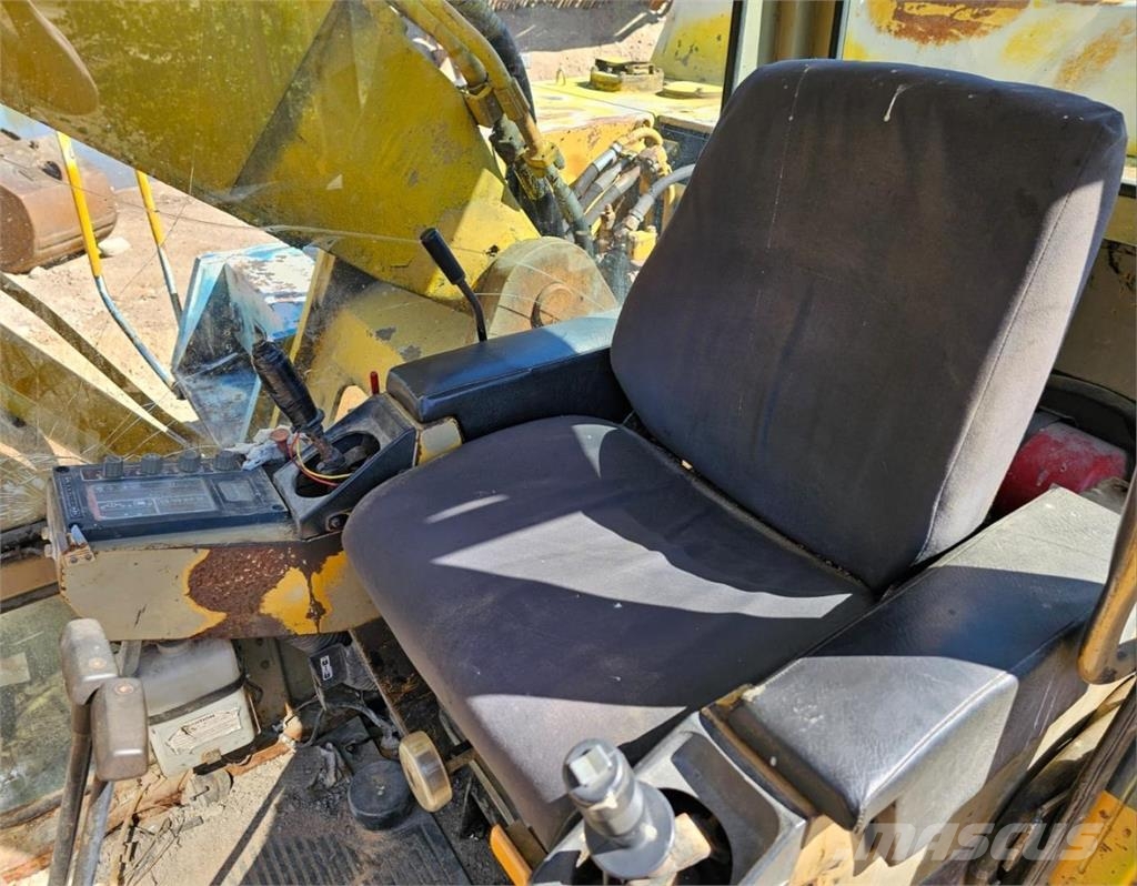 Komatsu PC210LC-3 حفارات زحافة