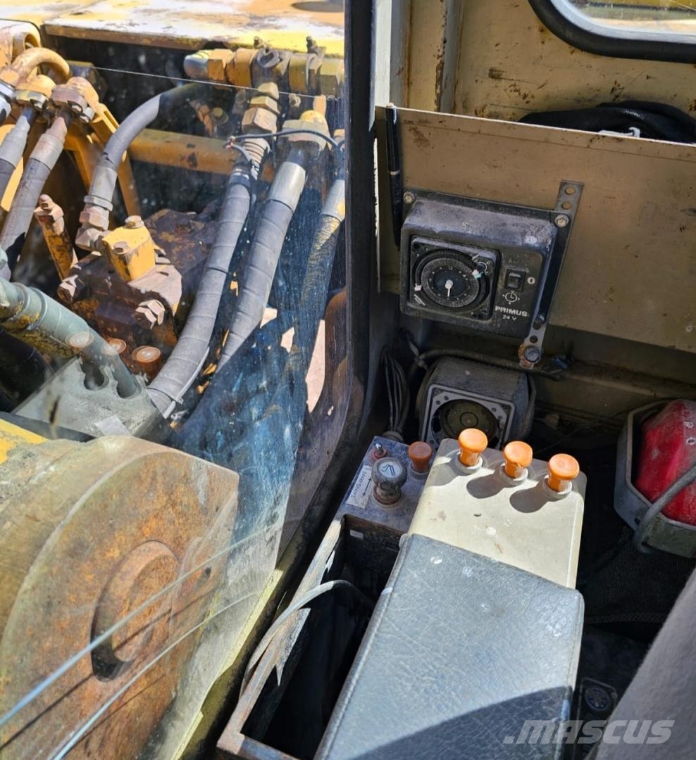 Komatsu PC210LC-3 حفارات زحافة