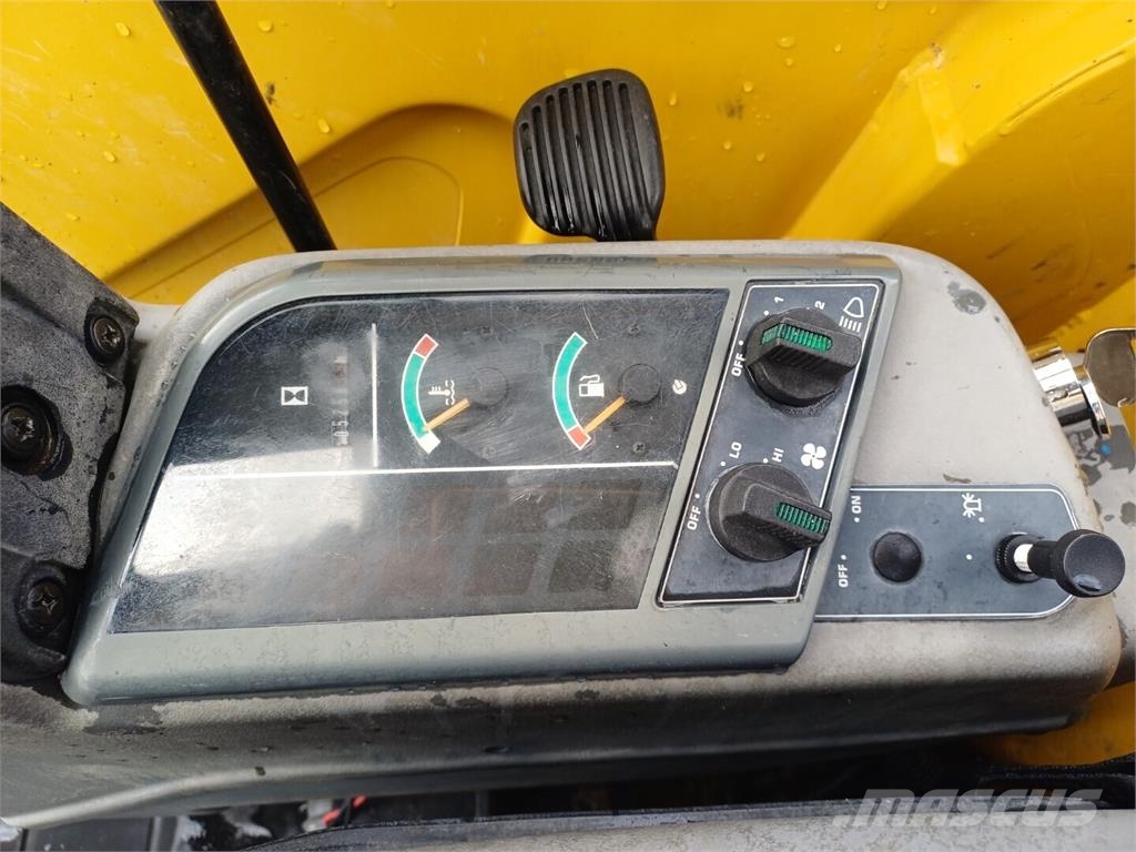 Komatsu PC27R-8 kallistuvalla liittimellä Εκσκαφάκι (διαβολάκι) < 7t