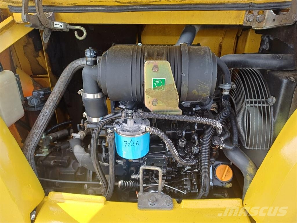 Komatsu PC27R-8 kallistuvalla liittimellä Εκσκαφάκι (διαβολάκι) < 7t
