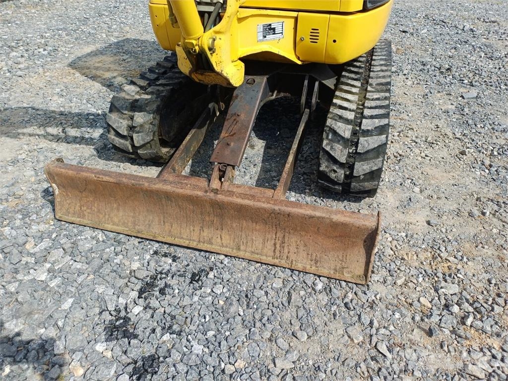 Komatsu PC27R-8 kallistuvalla liittimellä Εκσκαφάκι (διαβολάκι) < 7t