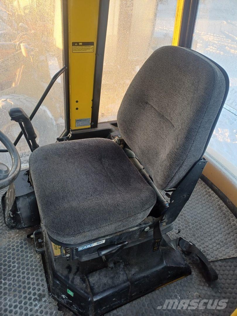Komatsu WB70A Pyöräkuormaaja Kolesni nakladalci