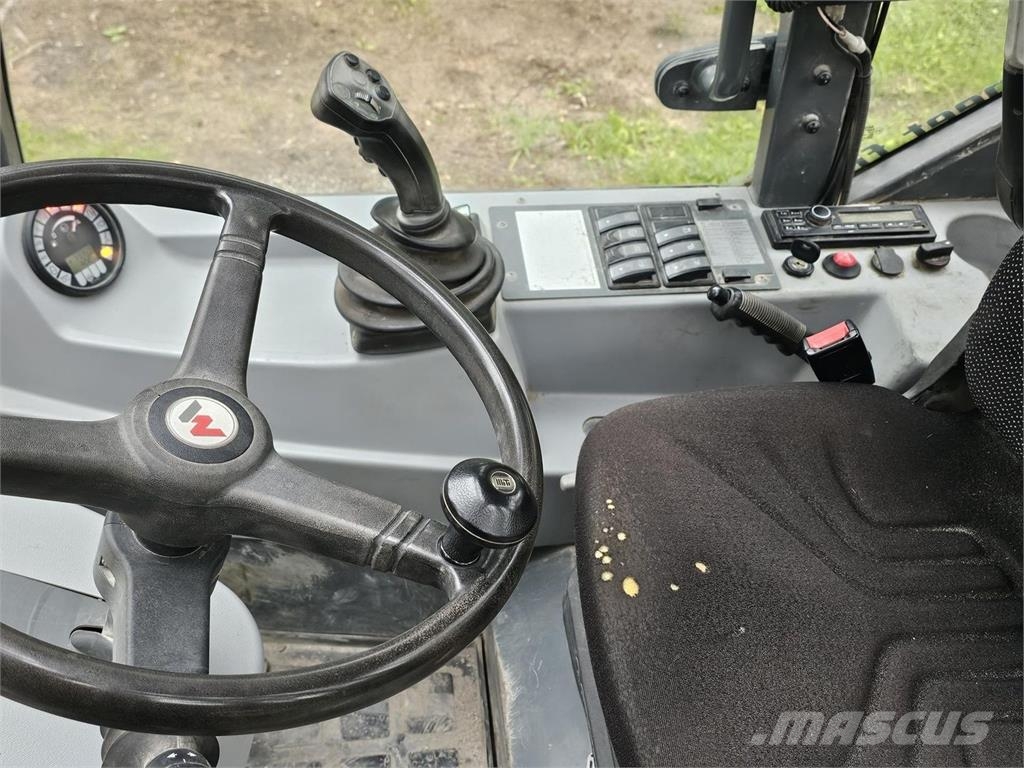 Kramer ALLRAD 750, tasauskauha, trukkipiikit Rataslaadurid