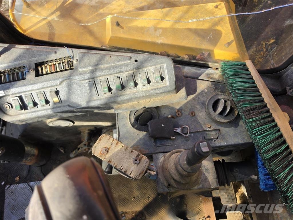 Lännen C-4 , 2 kauhaa لوادر ذات جرافات عكسية