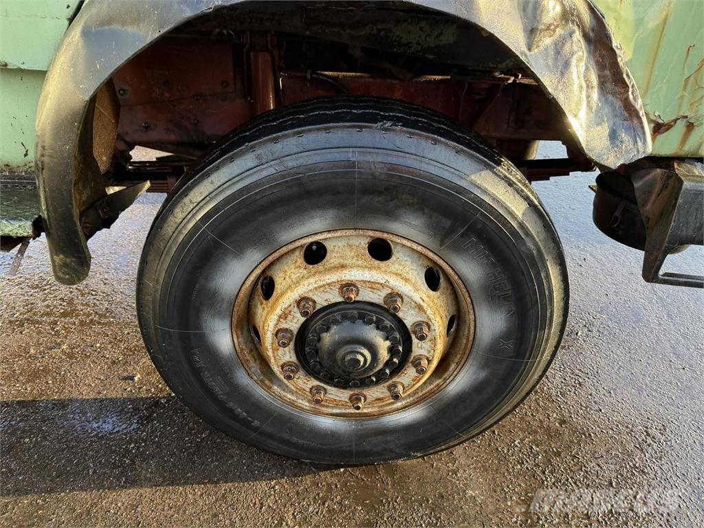 Mercedes-Benz 1923 4x4 + 2 Camiones chasis