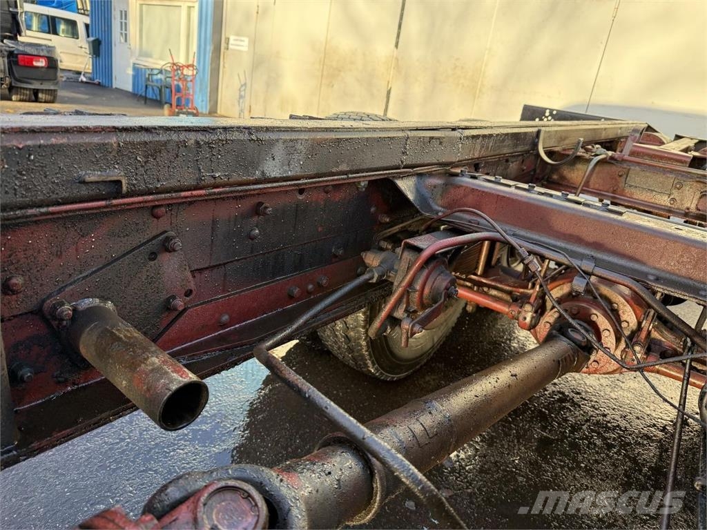 Mercedes-Benz 1923 4x4 + 2 Camiones chasis