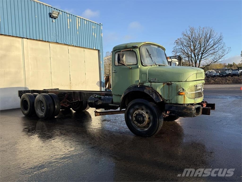 Mercedes-Benz 1923 4x4 + 2 Camiones chasis