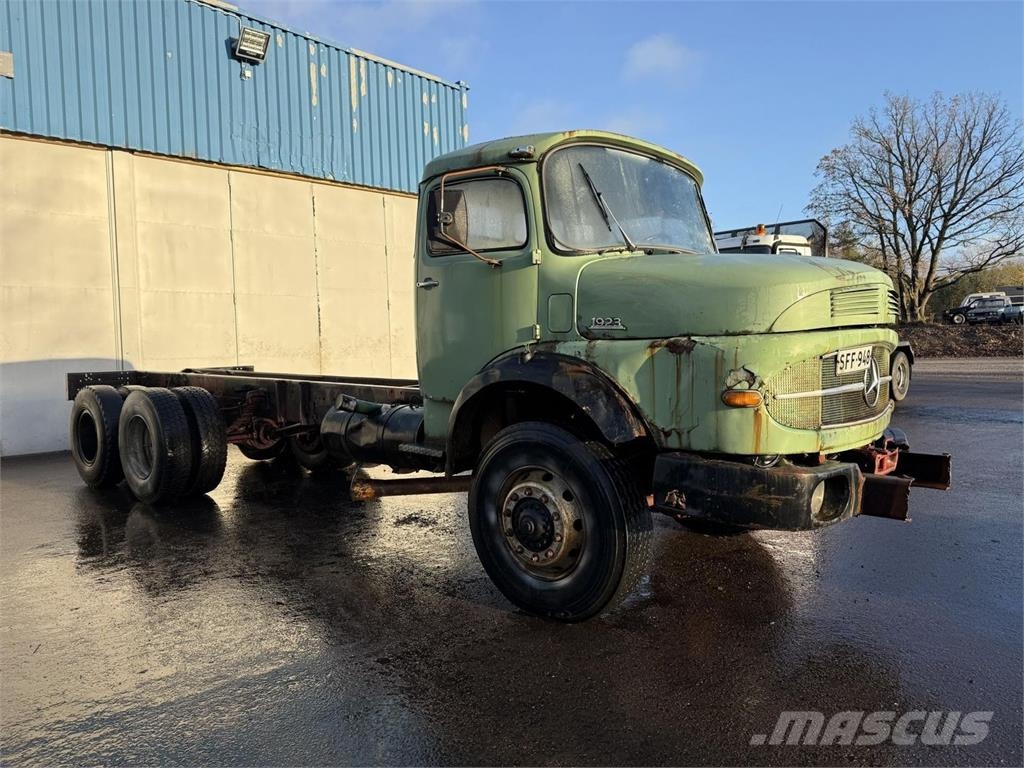 Mercedes-Benz 1923 4x4 + 2 Camiones chasis