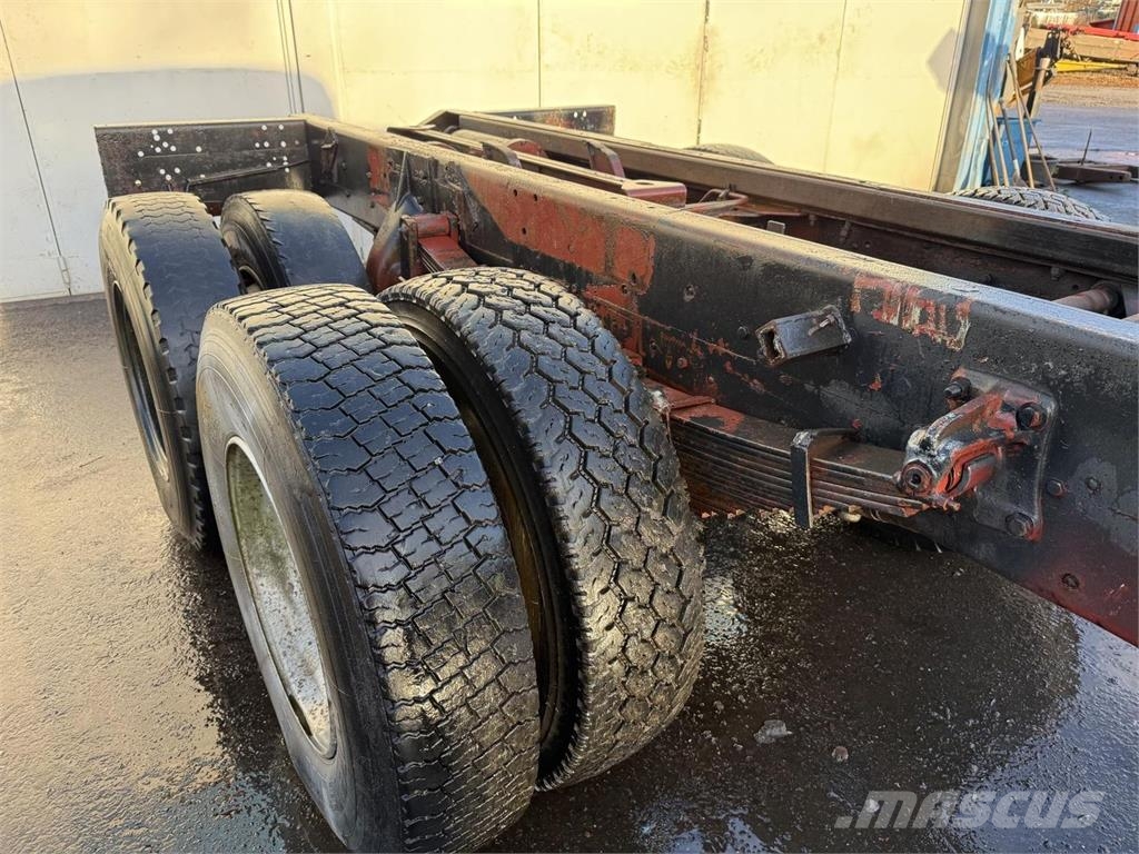 Mercedes-Benz 1923 4x4 + 2 Camiones chasis