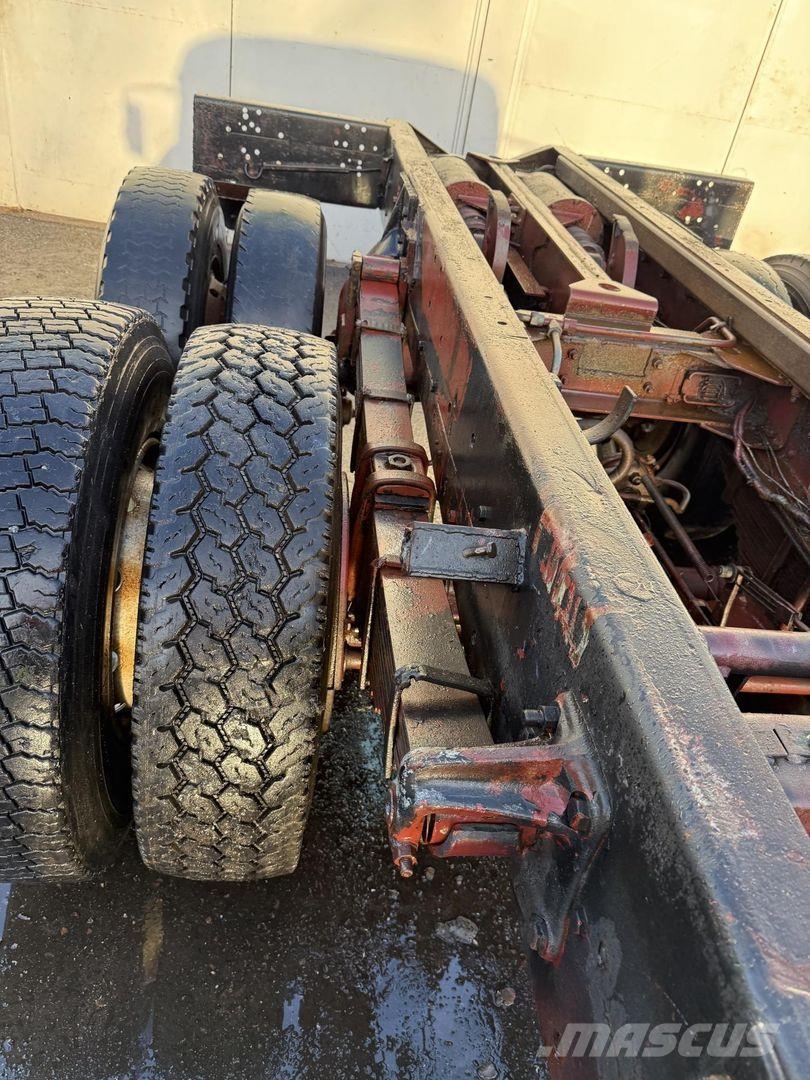 Mercedes-Benz 1923 4x4 + 2 Camiones chasis