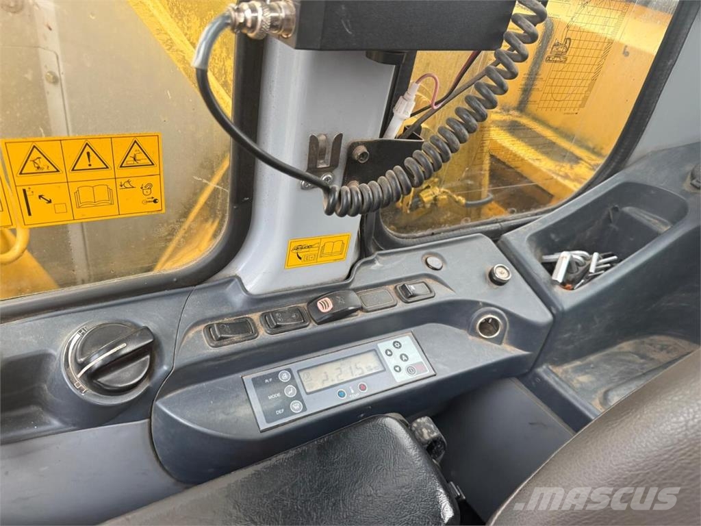 New Holland Kobelco E 225 BSR Crawler excavators