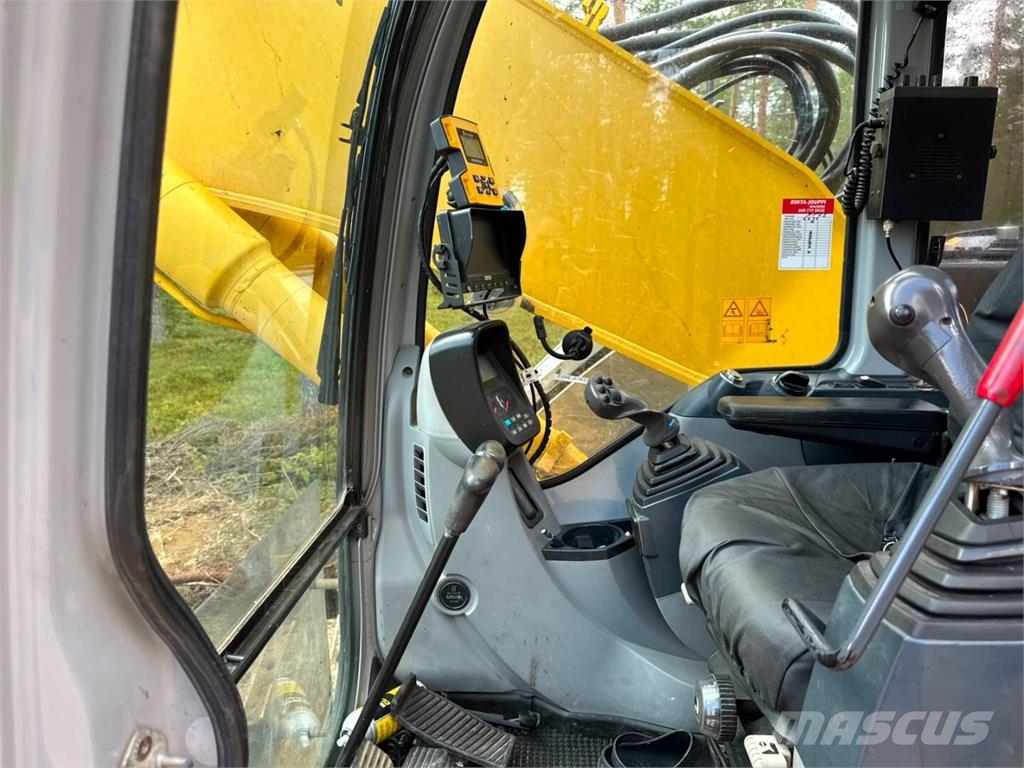 New Holland Kobelco E 235 BSR-2 Rupsgraafmachines