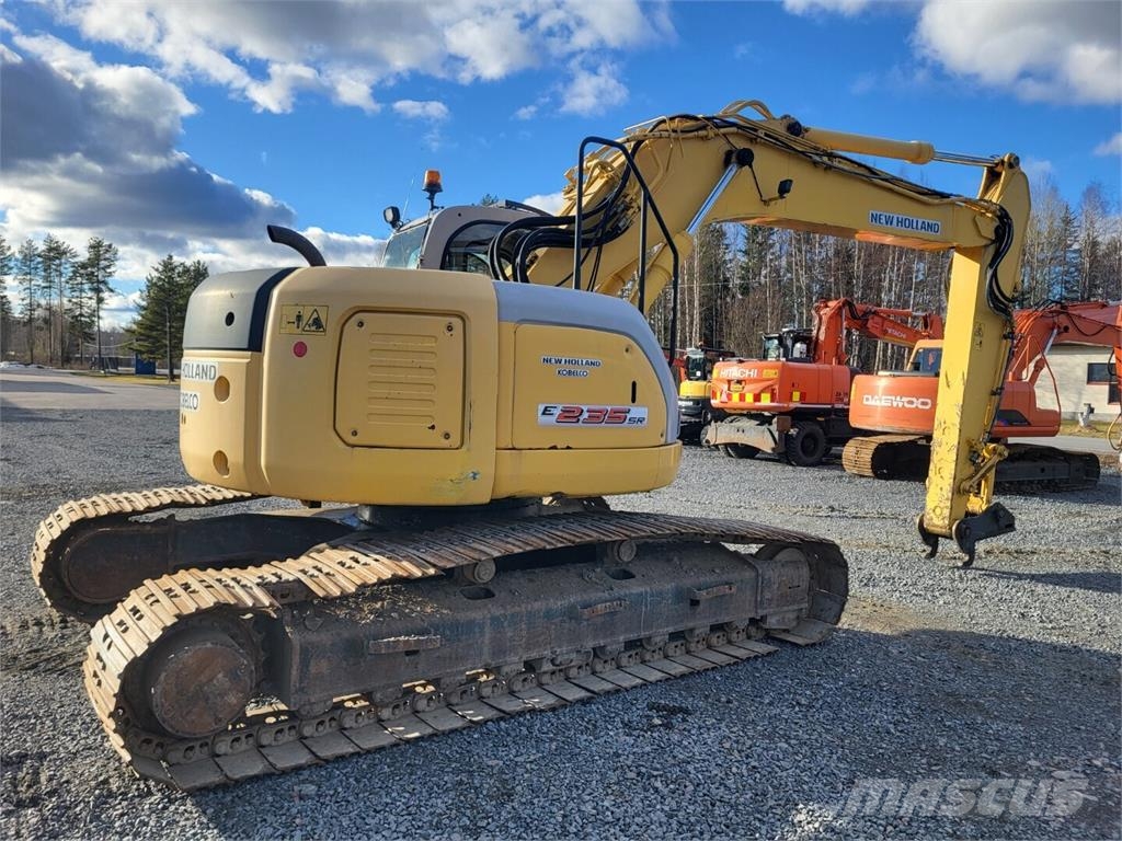 New Holland Kobelco E 235 SR حفارات زحافة