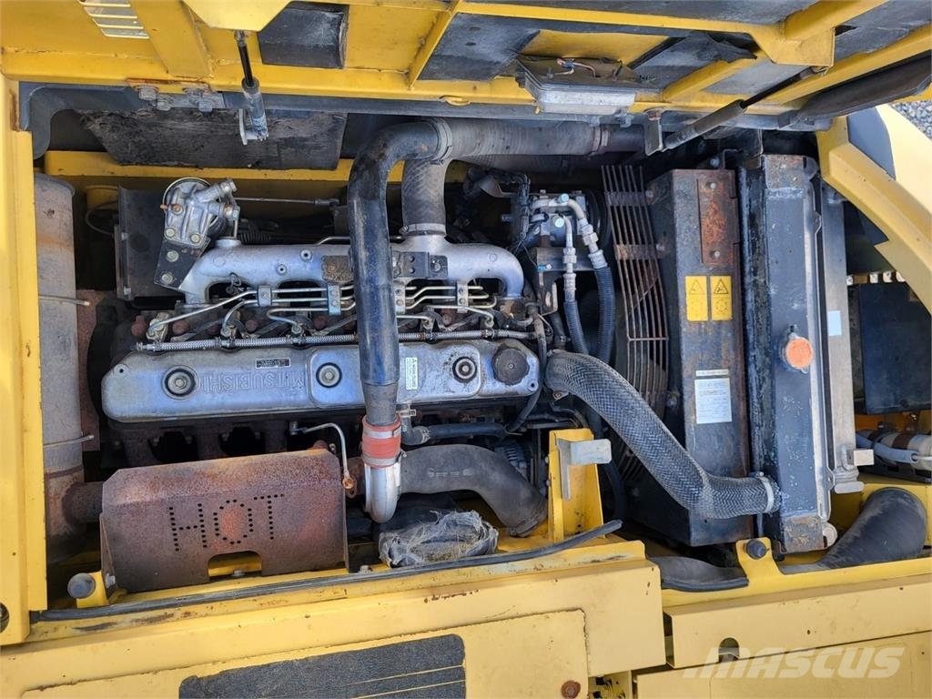 New Holland Kobelco E 235 SR حفارات زحافة