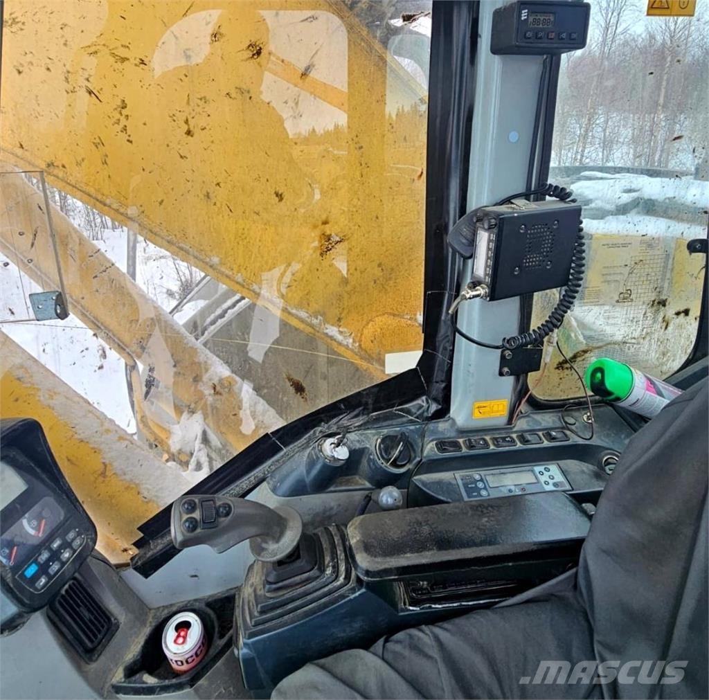 New Holland Kobelco E235BSR Crawler excavators