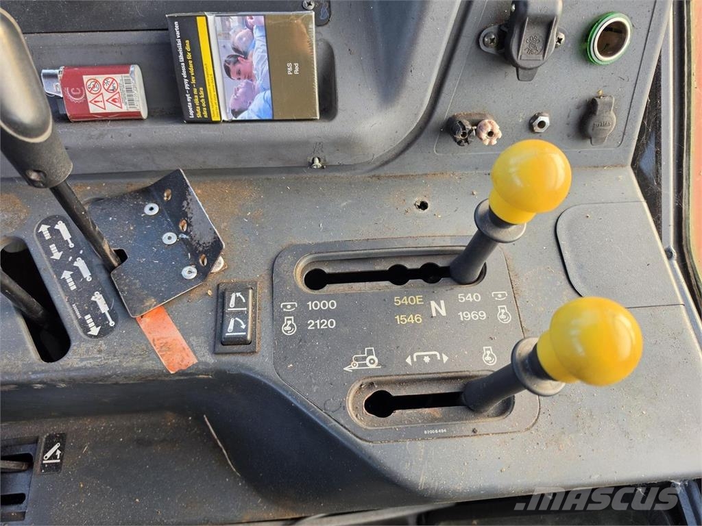 New Holland M135 4WD, Suurteholinko, Paripyörät, Etulevy الجرارات