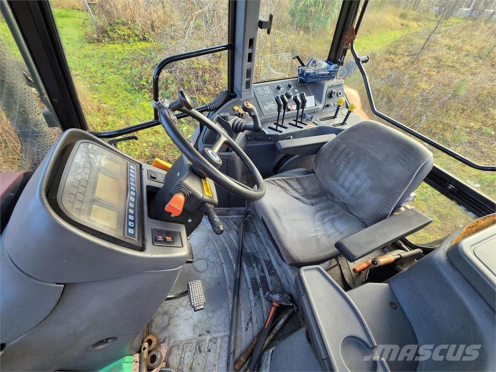 New Holland M135 4WD, Suurteholinko, Paripyörät, Etulevy الجرارات