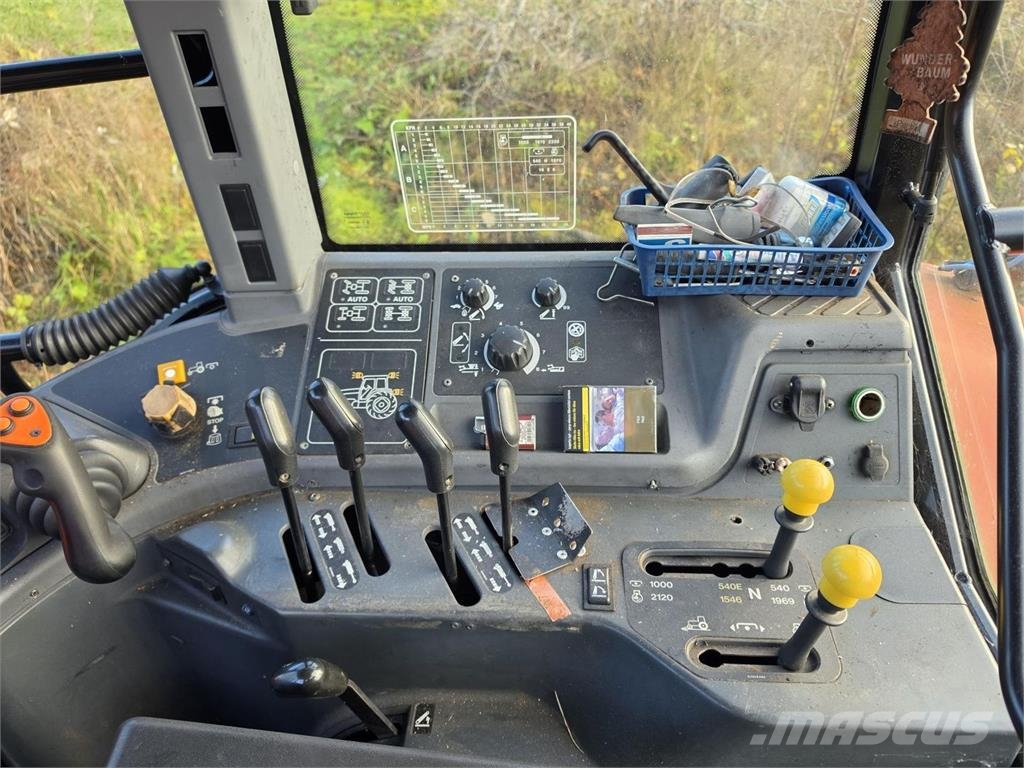New Holland M135 4WD, Suurteholinko, Paripyörät, Etulevy الجرارات